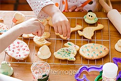 Дети украшают готовое печенье